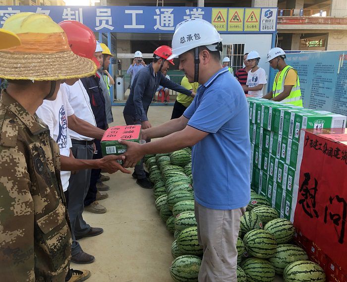 發(fā)放清涼物資。盧瑞陽(yáng) 攝.JPG