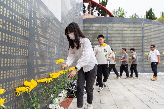 敬獻(xiàn)鮮花（修圖）.jpg